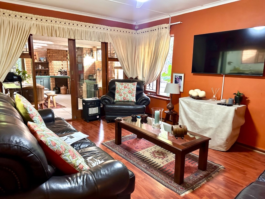 4 Bedroom Property for Sale in Glen Barrie Western Cape